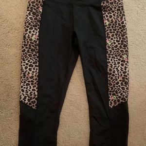 Betsy Johnson workout capris-large